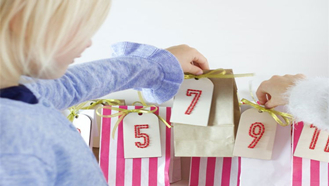 激光切割機切割木質(zhì)十字繡飾品,激光切割木質(zhì)十字繡飾品