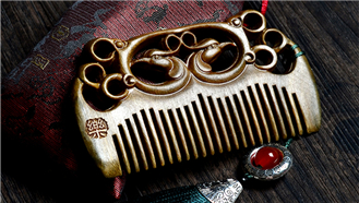 這是一份充滿中國味的愛的禮物！激光雕刻木梳，以梳為禮~